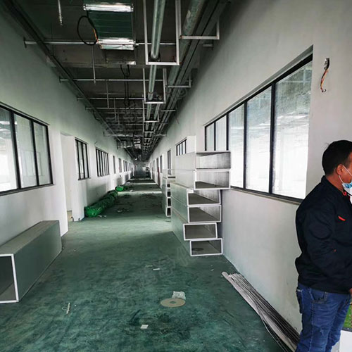 電子無(wú)塵車(chē)間潔凈走廊吊頂預(yù)備工作-志遠(yuǎn)凈化工程項(xiàng)目