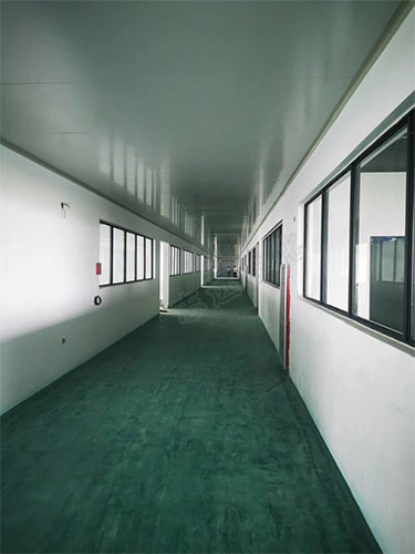 新鄉(xiāng)市弘力電源電子無(wú)塵車(chē)間潔凈走廊建設(shè)進(jìn)度-志遠(yuǎn)凈化工程項(xiàng)目