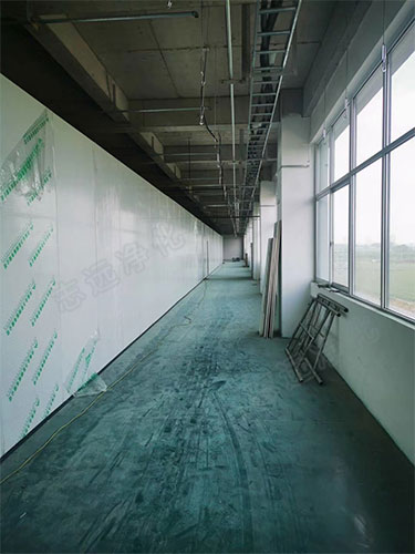 新鄉(xiāng)市弘力電源電子無(wú)塵車(chē)間潔凈走廊安裝進(jìn)度-志遠(yuǎn)凈化工程項(xiàng)目